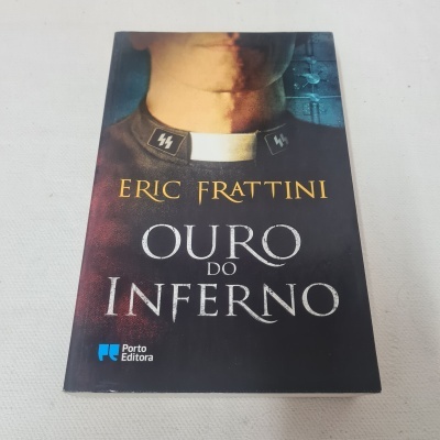 Capa do livro 'Ouro do Inferno' de Eric Frattini com imagem de pessoa vestindo colarinho de padre