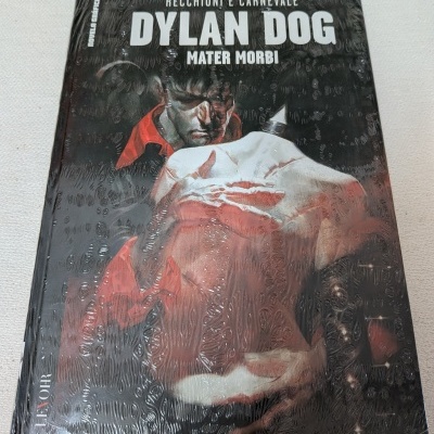 Capa preto com ilustração de homem com camisa vermelha e figura com pele branca e chifres