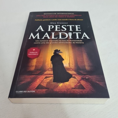 Capa do livro 'A Peste Maldita' com figura misteriosa vestida de preto e chapéu