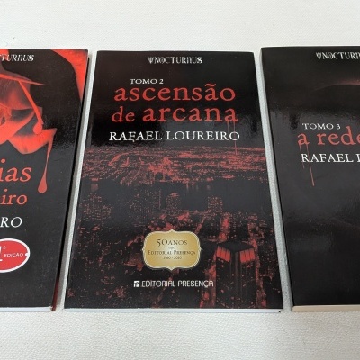 Três livros pretos com detalhes em vermelho da coleção Nocturnus sobre fundo branco.