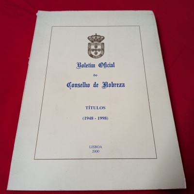 Livro com título Boletim Official do Conselho de Nobreza sobre fundo vermelho
