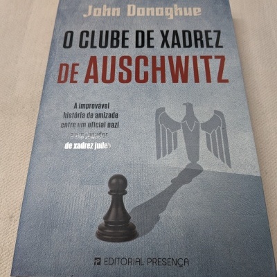 Capa do livro O Clube de Xadrez de Auschwitz com peça de xadrez preta e sombra de águia nazista