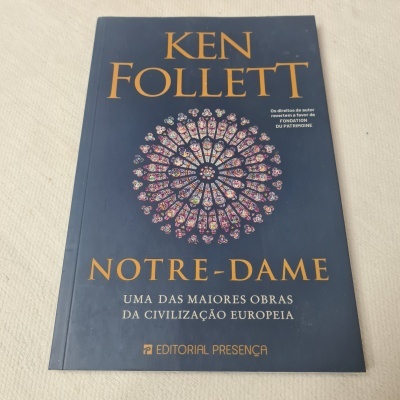 Capa do livro 'Notre-Dame' de Ken Follett com vitral colorido circular