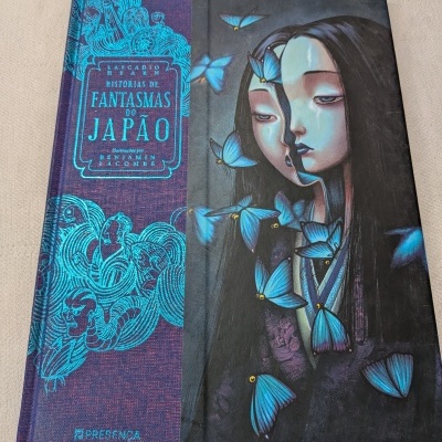 Capa de livro Histórias de Fantasmas do Japão em roxo e azul com ilustração de mulher e borboletas azuis
