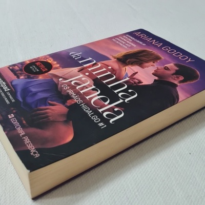 Livro 'da minha janela' com capa mostrando casal abraçado