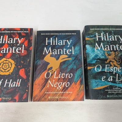 Três livros de capa mole de Hilary Mantel sobre fundo branco.
