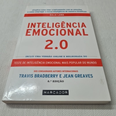Capa do livro Inteligência Emocional 2.0 em fundo branco