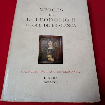 Capa de livro branca com texto e imagem de pintura emoldurada