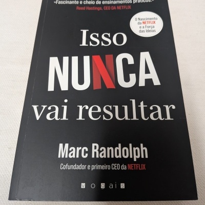 Livro Isso NUNCA vai resultar com texto e logo Netflix na capa preta.