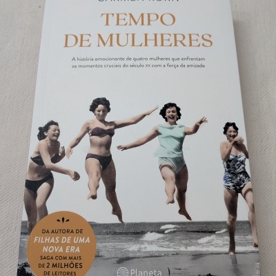 Capa do livro Tempo de Mulheres com quatro mulheres em fato de banho junto ao mar.