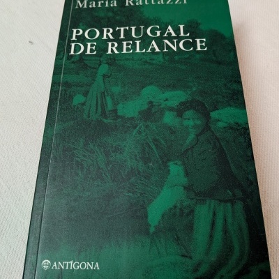 Livro verde PORTUGAL DE RELANCE de Maria Rattazzi com imagem histórica e texto ANTÍGONA.