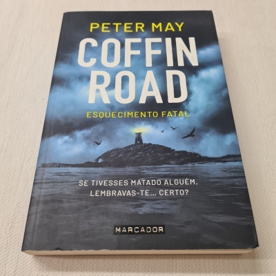Capa do livro Coffin Road de Peter May com penhasco, farol e mar