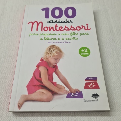 Capa de livro infantil Montessori com texto colorido e criança com blocos educativos