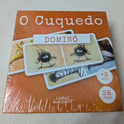 Jogo de dominó O Cuquedo com 28 peças e embalagem laranja