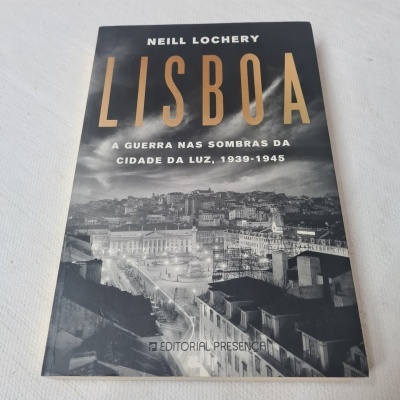 Capa do livro Lisboa com fotografia a preto e branco da cidade e texto em dourado e branco