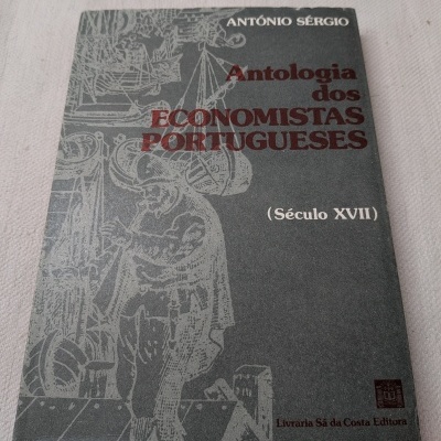 Livro Antologia dos ECONOMISTAS PORTUGUESES de António Sérgio com capa cinzenta e ilustração histórica