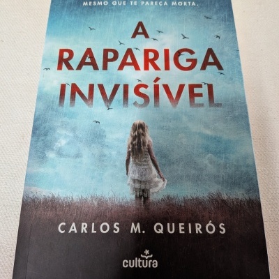 Capa do livro A Rapariga Invisível com imagem de menina de costas em campo e texto em português