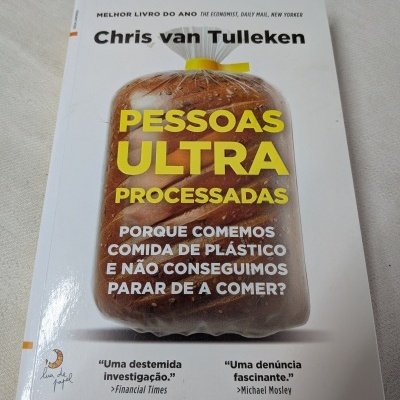 Livro Pessoas Ultra Processadas com imagem de pão embalado em plástico sobre fundo branco