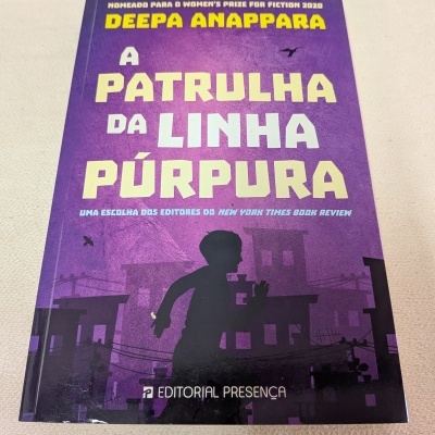 Capa de livro roxa com título em letras amarelas e brancas e silhueta de criança a correr
