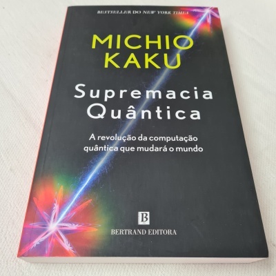 Capa do livro 'Supremacia Quântica' de Michio Kaku com fundo preto e gráficos coloridos.