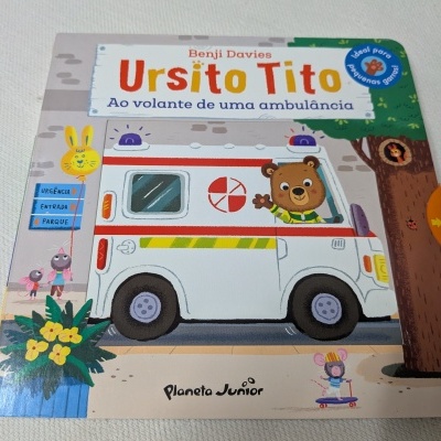 Capa de livro infantil com ambulância e ursinho ao volante