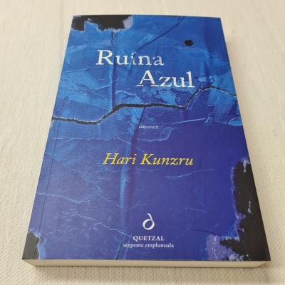 Livro 'Ruína Azul' de Hari Kunzru com capa azul e manchas pretas