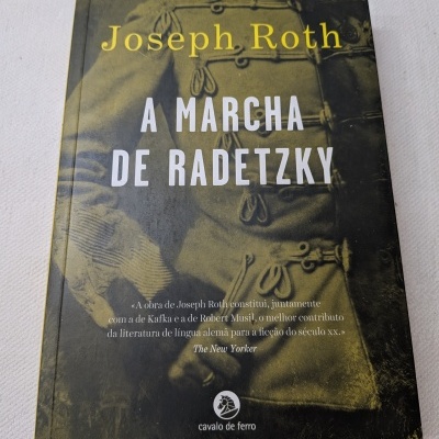 Livro A Marcha de Radetzky de Joseph Roth com capa castanha e figura militar.