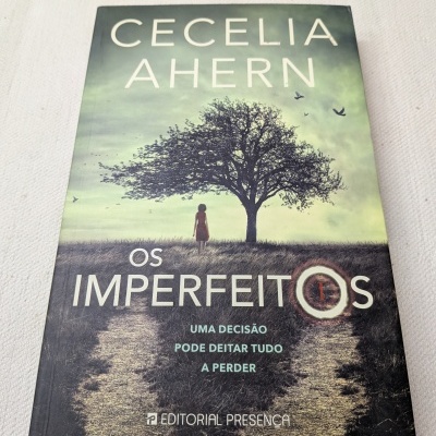 Capa do livro Os Imperfeitos de Cecelia Ahern com ilustração de pessoa e árvore em paisagem