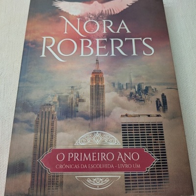 Capa de livro com título e autor, skyline de cidade e texto inspirador no topo