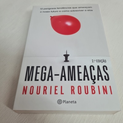 Capa do livro MEGA-AMEAÇAS com balão vermelho e alfinete preto