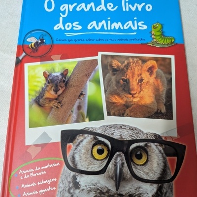 Capa de livro infantil sobre animais com imagens e texto em português