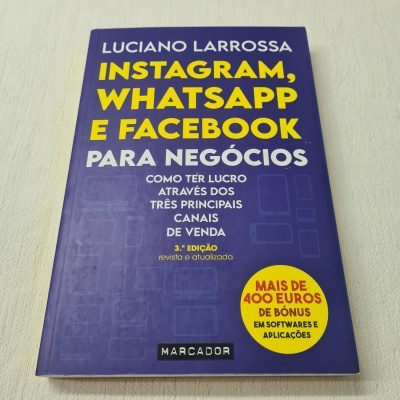 Livro azul com texto amarelo e branco sobre redes sociais para negócios.