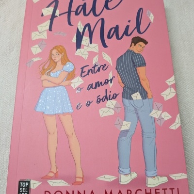 Capa de livro rosa com ilustração de casal e envelopes