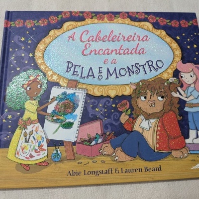 Capa de livro infantil com título e ilustrações coloridas de personagens e flores em fundo azul.
