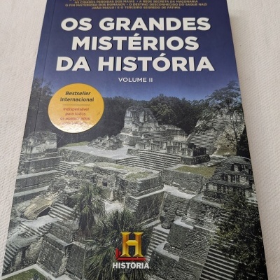 Capa do livro Os Grandes Mistérios da História Volume II com imagem de ruínas e selo bestseller