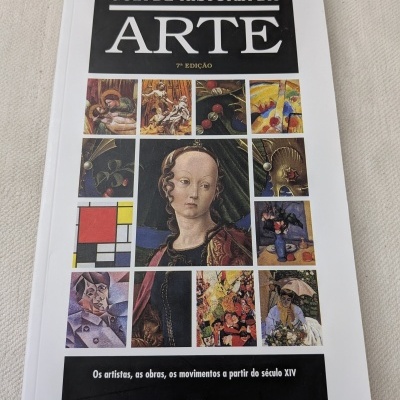 Livro Guia de História da Arte com várias imagens de pinturas na capa