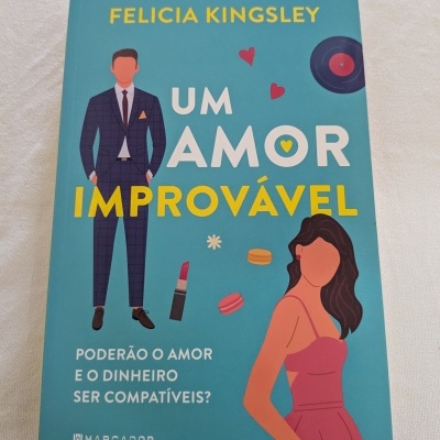 Capa de livro azul com ilustrações e texto em amarelo e branco