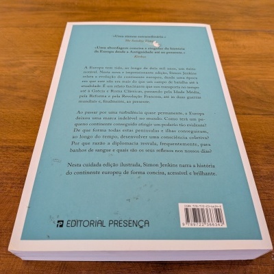 Livro com capa verde-azulada com texto em português na parte de trás e logotipo da EDITORIAL PRESENÇA