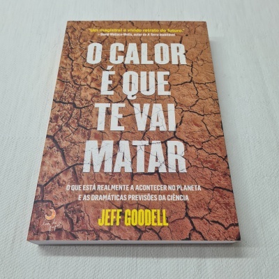 Capa de livro com título 'O CALOR É QUE TE VAI MATAR' em letras brancas sobre fundo que parece terra seca