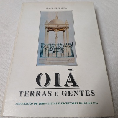 Capa de livro branco com título Oiã Terras e Gentes e ilustração de monumento