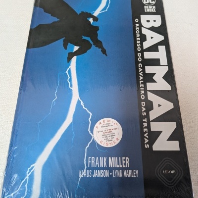 Capa do livro Batman O Regresso do Cavaleiro das Trevas com fundo azul, a silhueta de Batman e um raio branco.