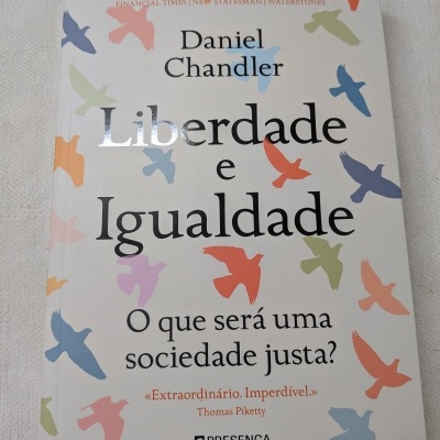Capa de livro Liberdade e Igualdade com pássaros coloridos