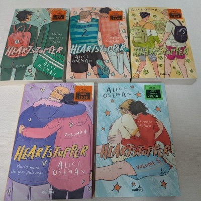 Conjunto de cinco livros Heartstopper de Alice Oseman com capas coloridas e etiquetas de preço.