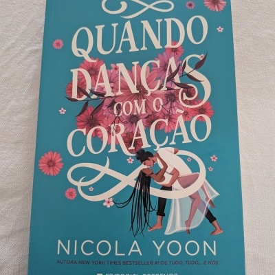 Capa do livro Quando Danças com o Coração de Nicola Yoon em fundo azul com flores e ilustração de casal a dançar.