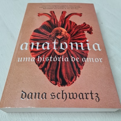 Livro Anatomia com ilustração de coração vermelho na capa