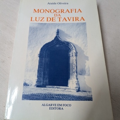 Capa de livro Monografia da Luz de Tavira com fotografia de porta arqueada
