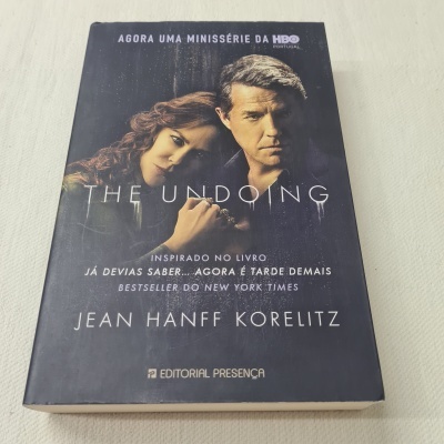 Capa do livro The Undoing com homem e mulher e texto em branco e cinzento