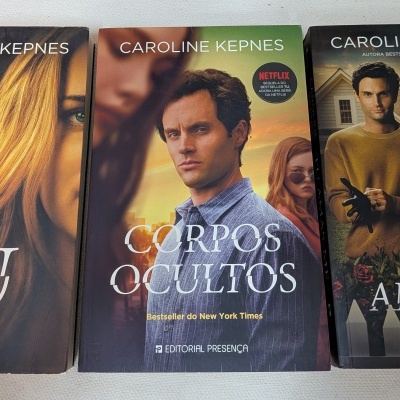 Três livros de Caroline Kepnes com capas a cores e autocolantes Netflix visíveis