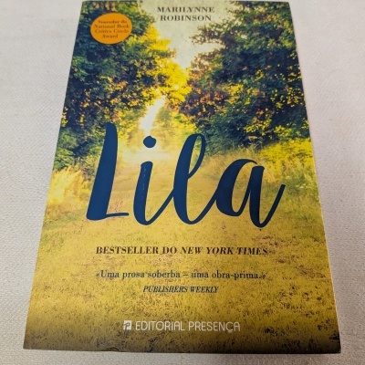 Livro Lila de Marilynne Robinson com capa de caminho verde e amarelo e texto