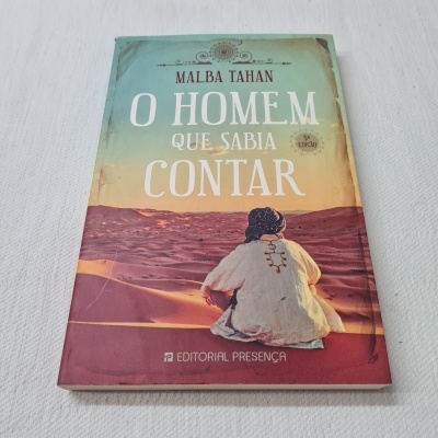 Capa do livro O HOMEM QUE SABIA CONTAR com ilustração de uma pessoa sentada num deserto